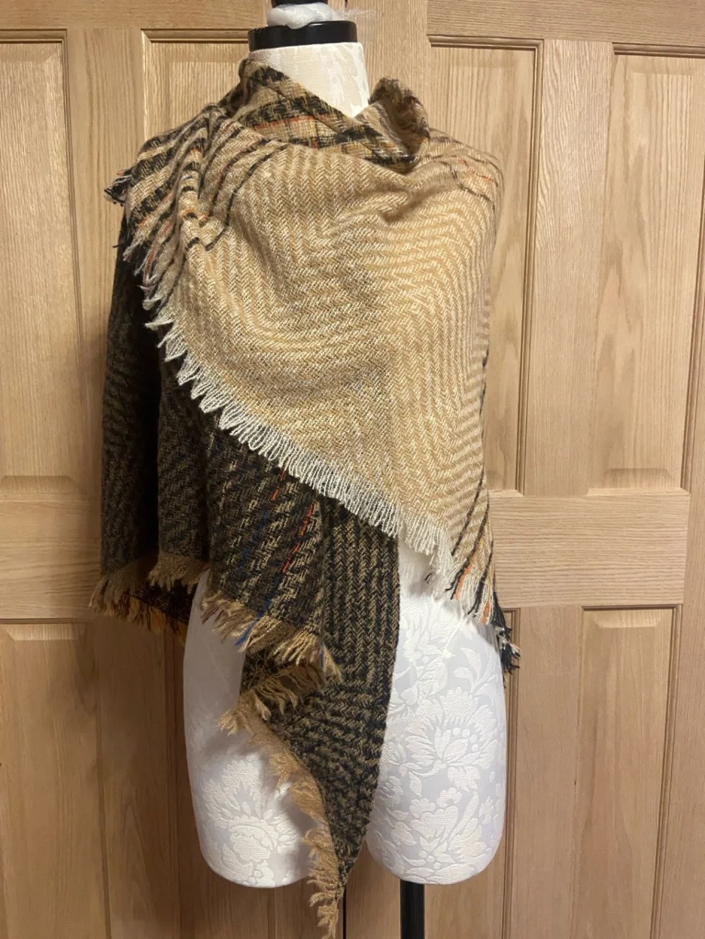 Cozy Two-Tone Fringe Blanket Scarf in Neutral Brown/Black tones